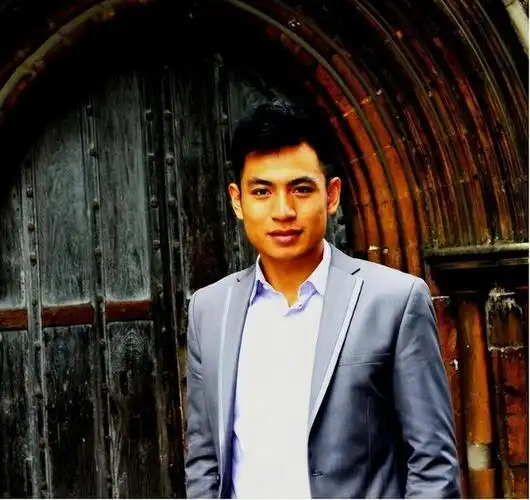 回顾央视主播何岩柯:含泪拯救母亲,将爱扩散,如今未婚也幸福