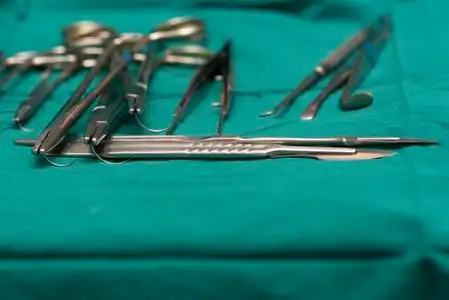 屁股刀钳手术室绿表上的针持者,手术刀,钳排照片