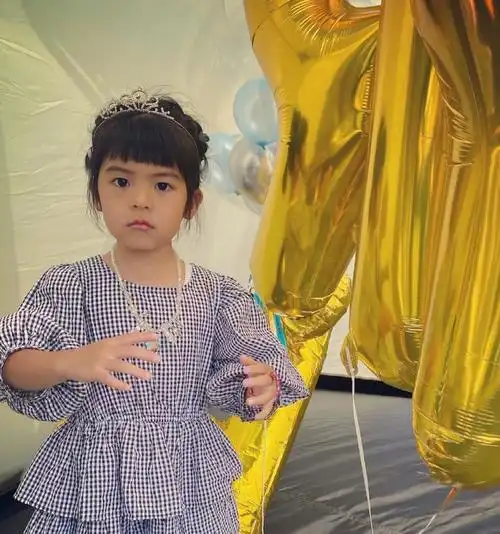 贾静雯晒女儿近照波妞门牙掉了咘咘戴厚框眼镜也挡不住灵气