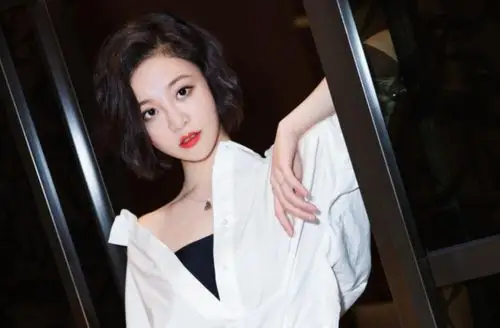 她演的两部剧首播相差36天,一主一配,一好一坏,网友:这就是命