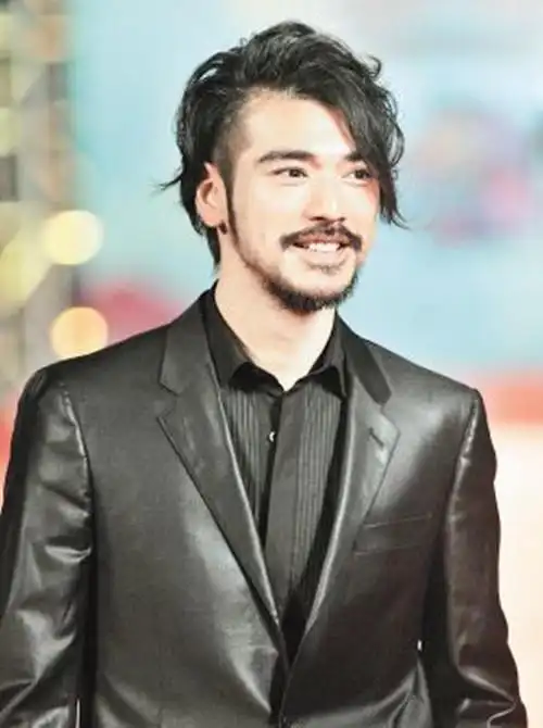 金城武曾被誉为比陈冠希巅峰时期还帅的男人,确实他的长相很符合他们