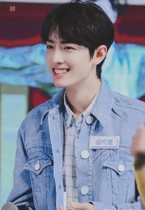 肖战笑容杀 总感觉他笑起来眼里有满天星辰笑容真的很暖呢