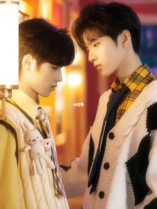 这两张绝了吻文和轩轩的全屏壁纸_壁纸_宋亚轩_刘耀文_宋亚轩刘耀文