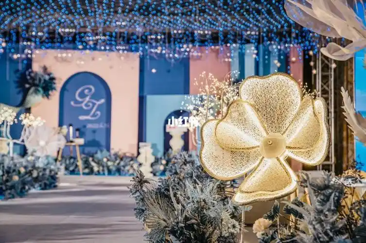 蓝橙色婚礼现场