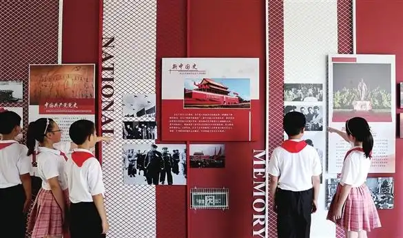 苏州市金阊实验小学校新建的百米红色教育阵地日前正式启用图为学生们