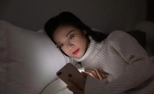 "男人试图打破沉默,希望能一一丝温馨.