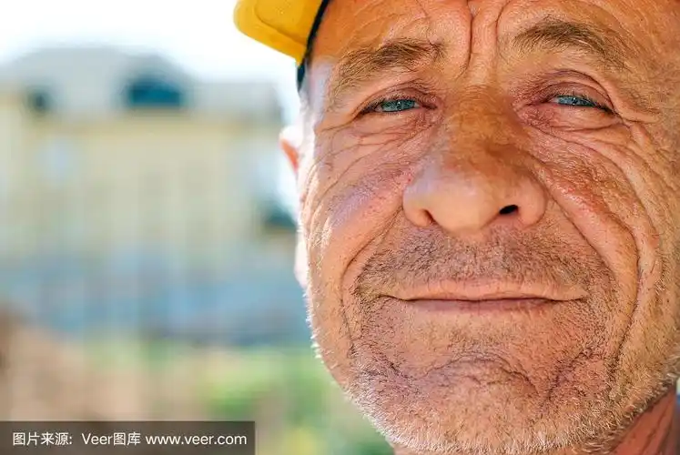 戴着黄色帽子的满脸皱纹的老人