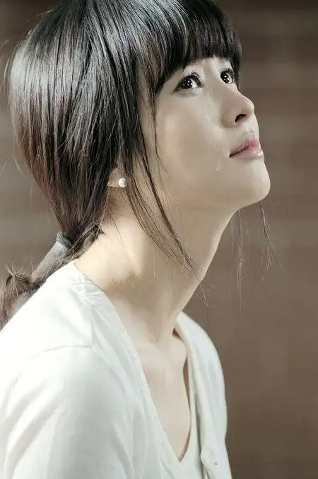 无比伤心的哭泣女生图片,代入感很强已经开始伤心了 - 伤感图片