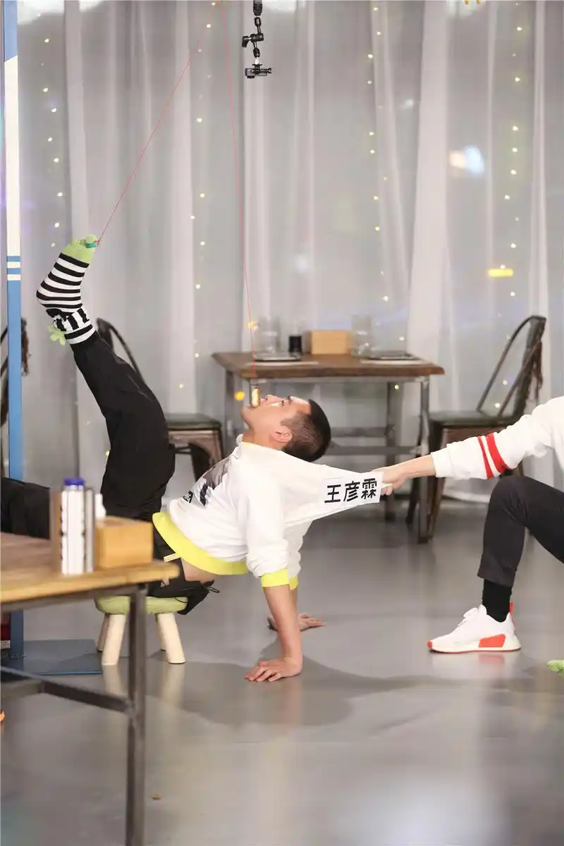 《奔跑吧》撕名牌首战,撸串搓澡又为何变成"表情包"