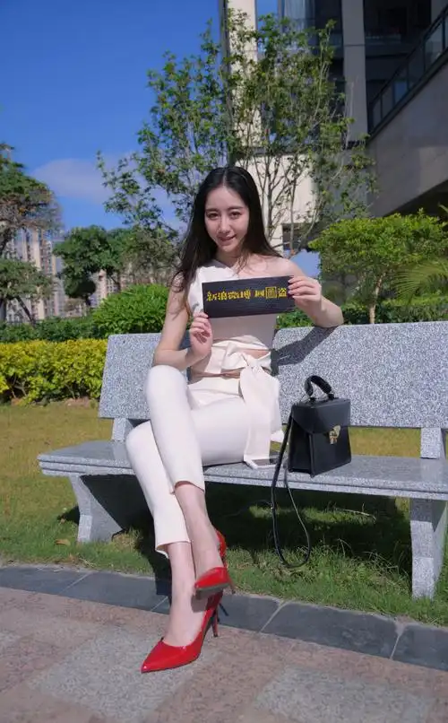 红色高跟鞋是经典   .