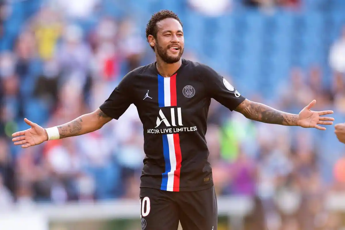 7月12日,巴黎圣日耳曼队球员内马尔庆祝进球.