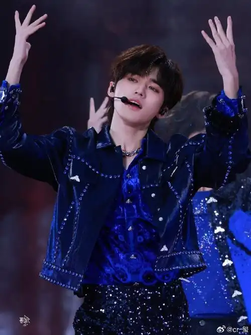 你最爱的宋亚轩舞台  《兰花草》 我的点评:  啊啊啊这舞台绝美好吗?