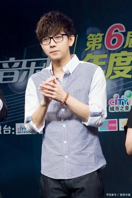 刘大锤昨天说要曝的90后国民男歌手恋情瓜是胡夏