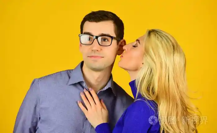 聪明的丈夫幸福的一对相爱的情侣一家人在黄色背景下拥抱白人男人和