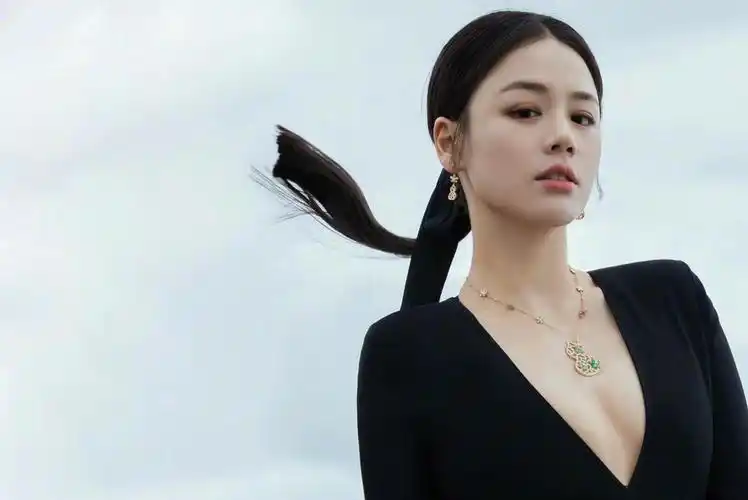 马思纯,深v黑色礼服,你们觉得怎么样?有网友说,没有气质诶