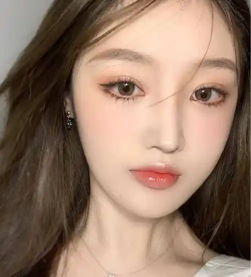 女生眼中的"最美唇形":花瓣唇颜值高,樱桃唇很女人