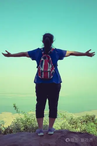 照片 伸展手臂度假的女人的背影.跨过程.jpg