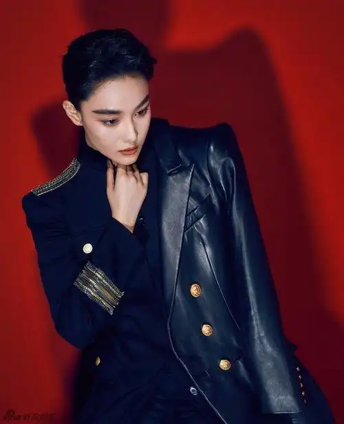 美女明星张馨予帅气短发中性服装亮相,网友评论有亮点!