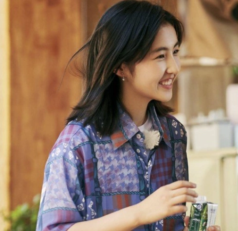 在看到彭昱畅假装欺负张子枫的时候,何炅会向黄磊告状,而黄磊脱掉拖鞋