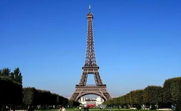 法国工程师古斯塔夫·埃菲尔设计建造的,为世界上最高的人造建筑物之