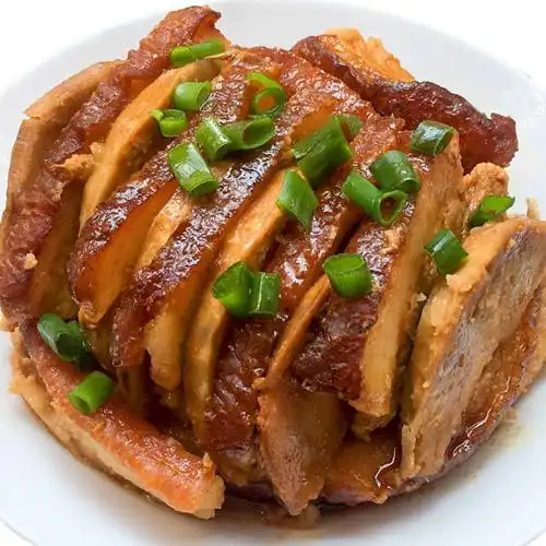 荔浦扣肉是中国菜系粤菜菜系中很有特色的菜式之一,桂林特色名菜,以