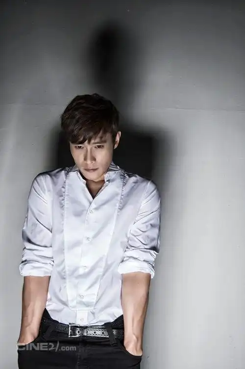 李秉宪登杂志展绅士范 《特种部队2》韩国热映