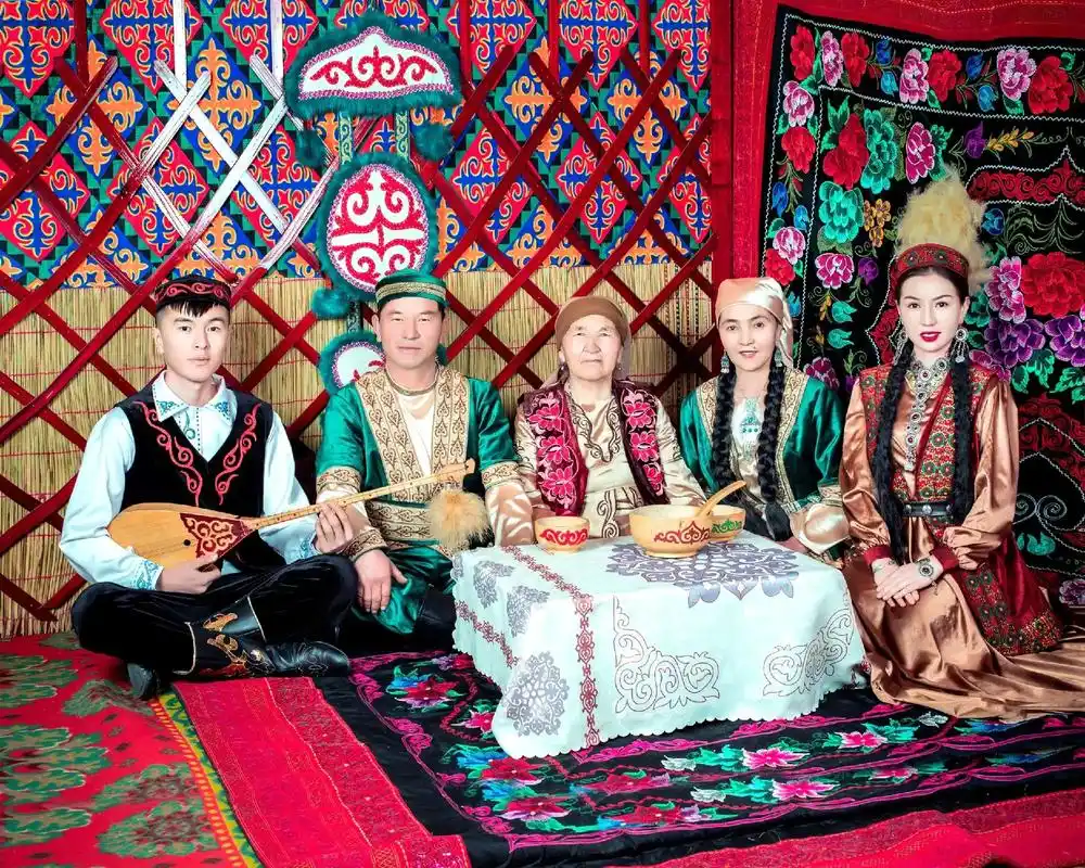 哈萨克族民俗文化 #全家福 #家人平安健康就是幸福  没有 - 抖音