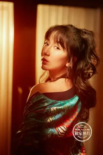 娄艺潇大展玫瑰色魅力 卷发红唇超吸睛_爱情公寓