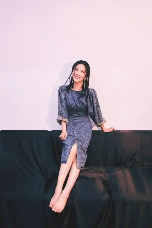 杨子珊身穿牛仔裙搭配脏脏辫标志性笑容治愈感满分
