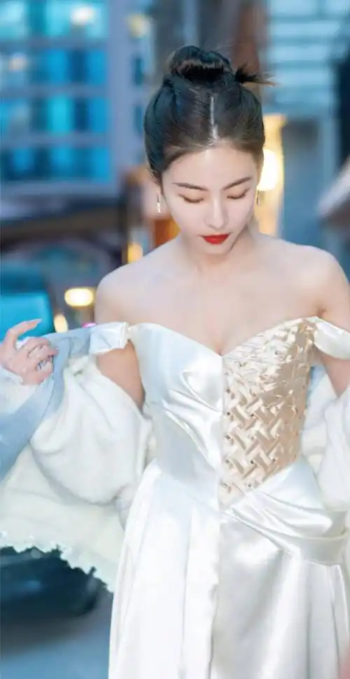 孙芮一脸心碎,一袭白裙,简直就是美丽的茜茜公主_气质_风格_容貌