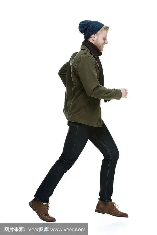 侧面的快乐年轻人跑