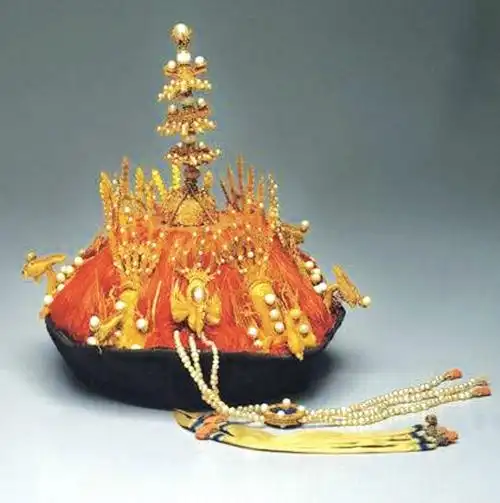 物华天宝#清朝宫廷衣服样式---皇后朝冠:皇后朝冠除中央顶饰三层金凤