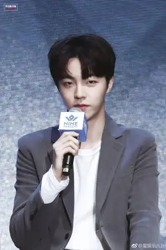 陈立农ninepercent上海新专辑分享会饭拍图:眉目如画笑容灿若星辰