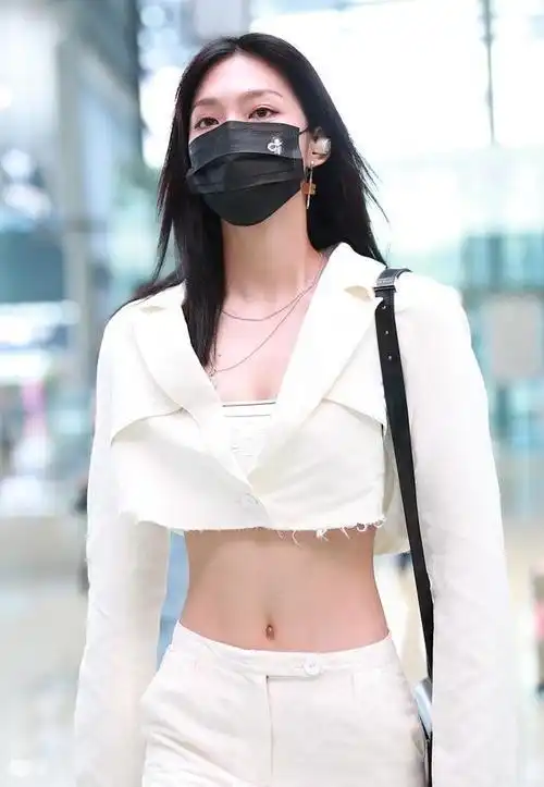 曾可妮白色look秀长腿美又飒超短露脐装晒优越马甲线