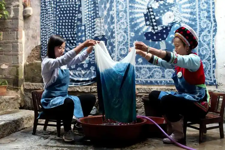 半月谈 | 扎染:蓝天白云在布面上起舞