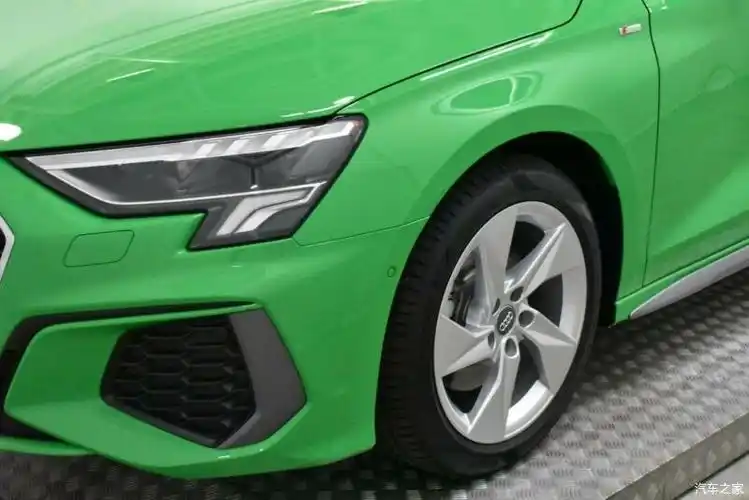 运动年轻的设计新款奥迪a3两厢版绿色涂装非常亮眼