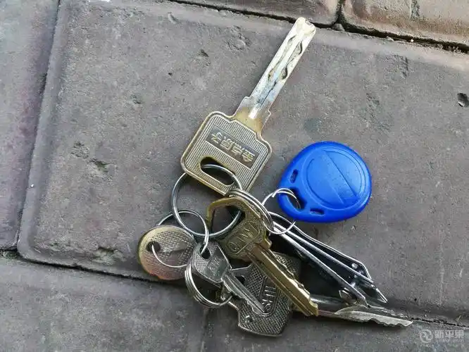 招领启事:有爱心人士在广场拾到一串钥匙,请钥匙主人到新时代小区门卫