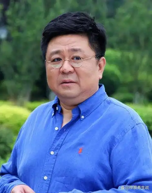 他和宋丹丹,王姬是同一个班级的同学.