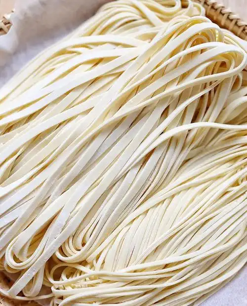 面条还是自制的好吃,手工面条,又香又有嚼劲,做起来太简单了|面条