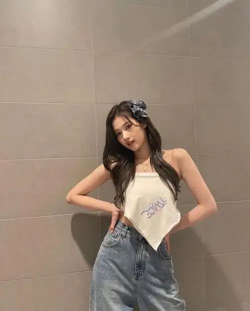 twicesana秀圆润肩线健康苗条的身材她的ins一天突破百万粉丝