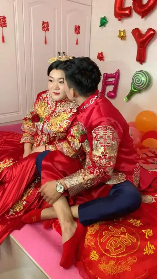 新娘子你倒是亲新郎一下啊,来个鸳鸯照