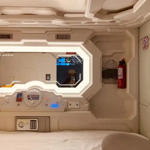 不小心感受了次机场100块的胶囊太空舱