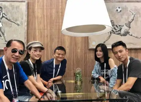 蔡卓妍谢霆锋马云同框出现好奇特的画风