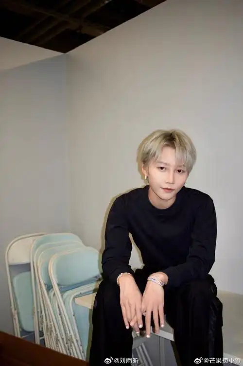 刘雨昕发了新鲜照片