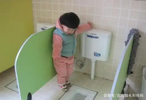 "为什么女孩是蹲着尿尿的?"3岁男孩的问题,该如何回答呢?