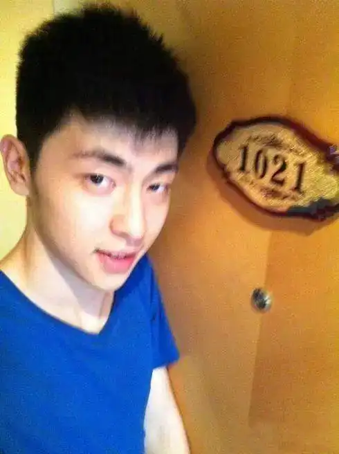 邓伦板寸旧照曝光!稚嫩帅气!又当伴郎 竟和新郎中学就已同框!