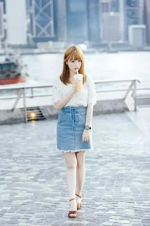 脚尽量伸前,更显修长),而头顶位置则要留空位,避免显得人物占满了画面