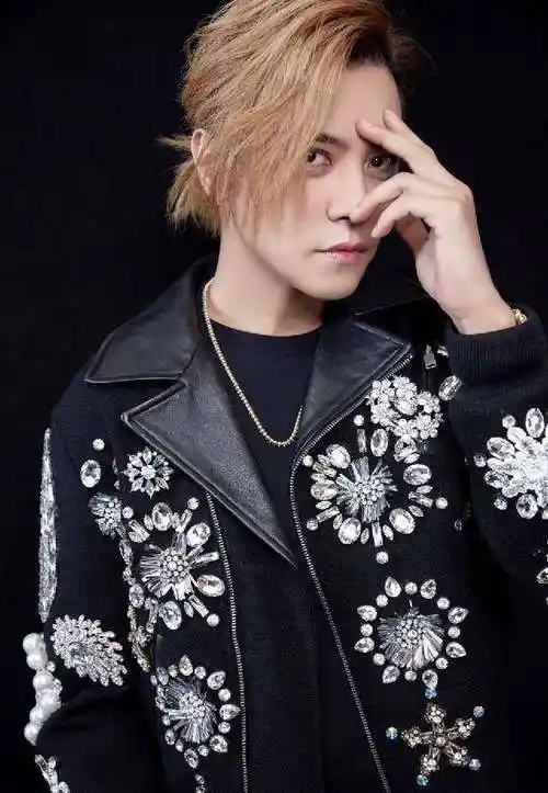 罗志祥剪发后再晒照,这次不敢露脸,粉丝又和他杠上了_网易订阅