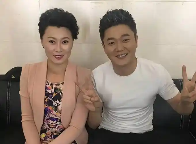 的御用妻子,不贪名利爱教书,如今在211大学任副教授_赵海燕_表演_小品