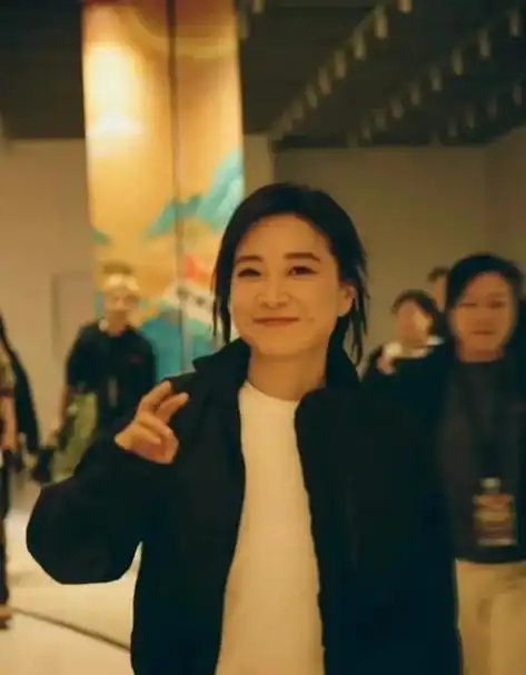 贾玲机场半披发造型好美!瘦身后衣品在线气场强